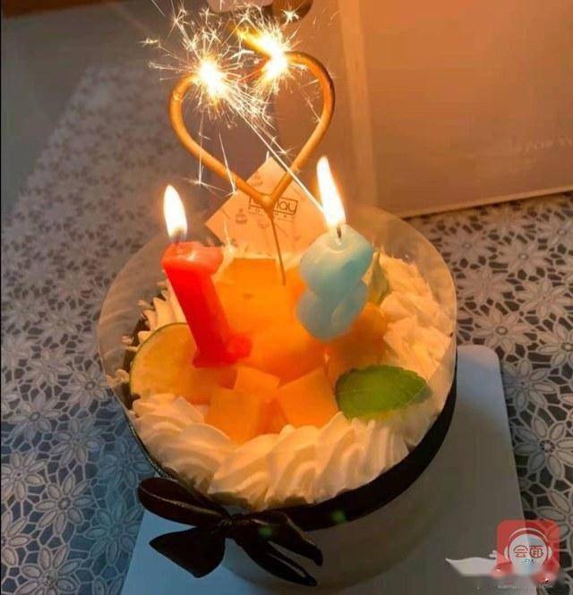 记者致电了两三家蛋糕店,对方表示这种烟花没啥危险,不会烧着手.