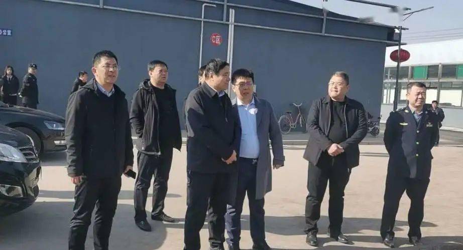 镇村干部陪同副县长赵四顺一行在六合村督导菜市场搬迁落户,运营等