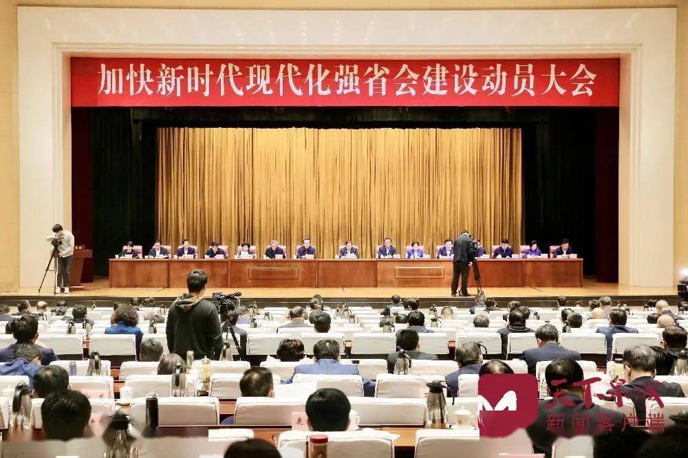 要坚定不移扩大经济总量_坚定不移