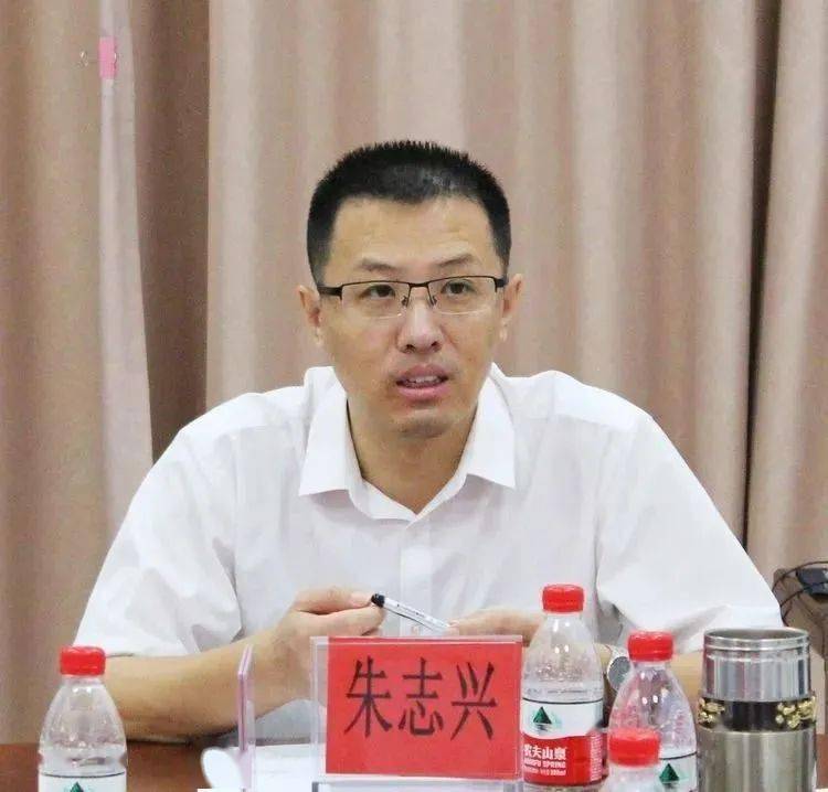 会议由团市委书记朱志兴主持.