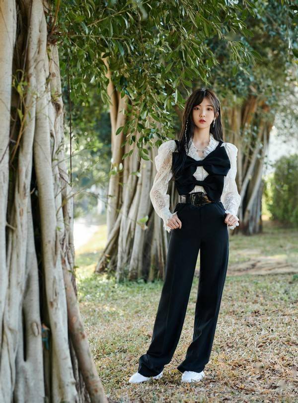 那么,郑乃馨服装上面最大的亮点,就是胸前的两只大