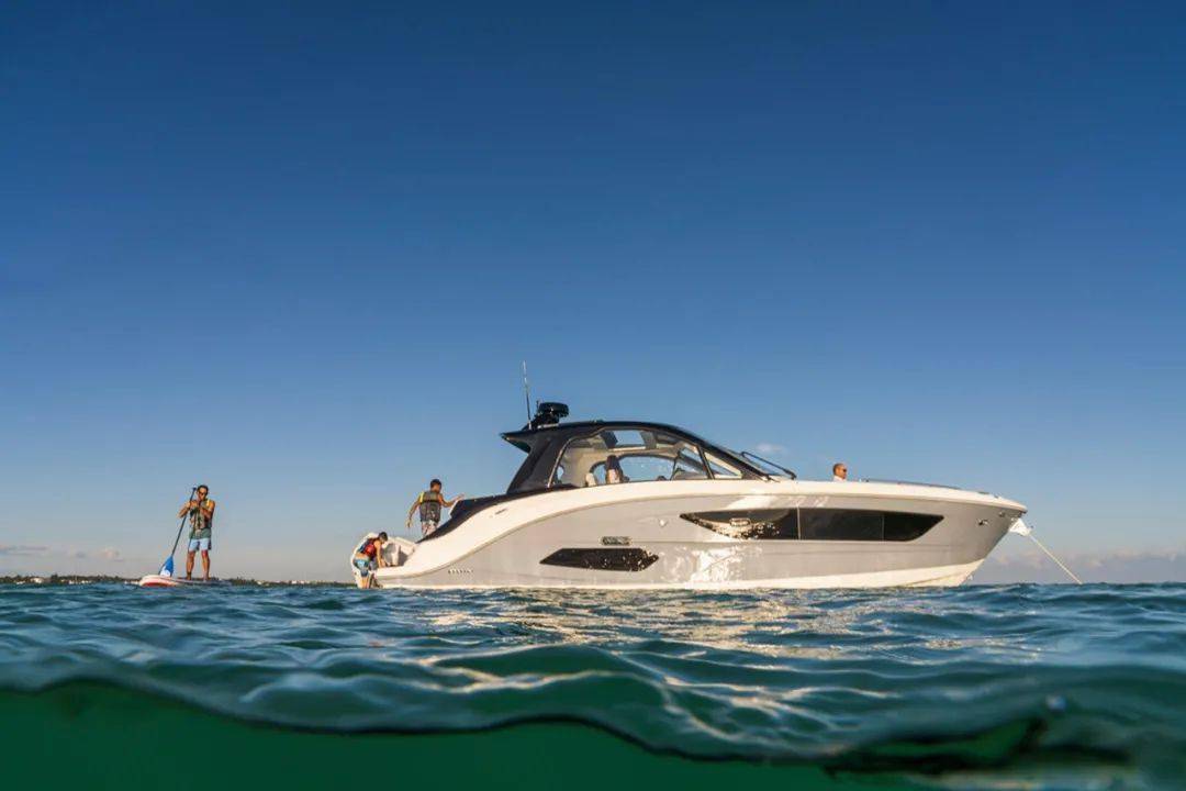 来看看宝马刚亮相的游艇,豪华感远超宝马汽车!