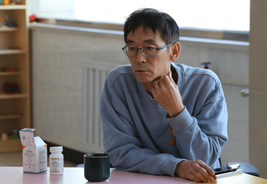 20个无家可归的孩子吃上了一种"新药"_郭小平