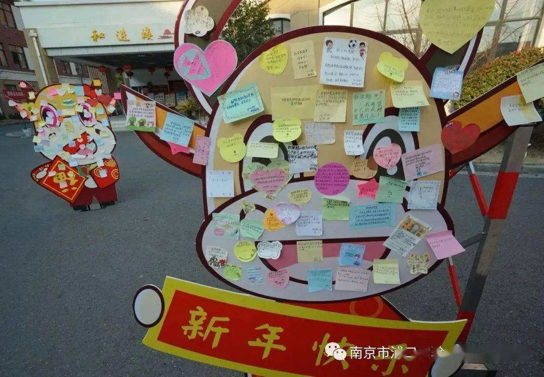 接着,小浪花们穿过长廊,将提前准备好的新学期愿望贴在许愿板上,许下