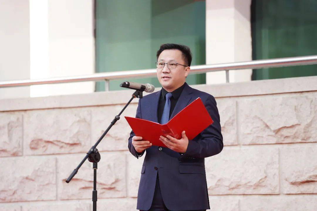 南京一中新任校长朱焱亮相今天上午开学典礼_全校同学