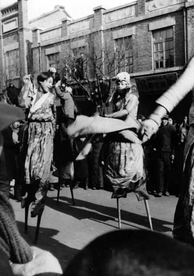 年春节期间的摆旱船直到1934年初,南京国民政府才停止了强制废除阴历