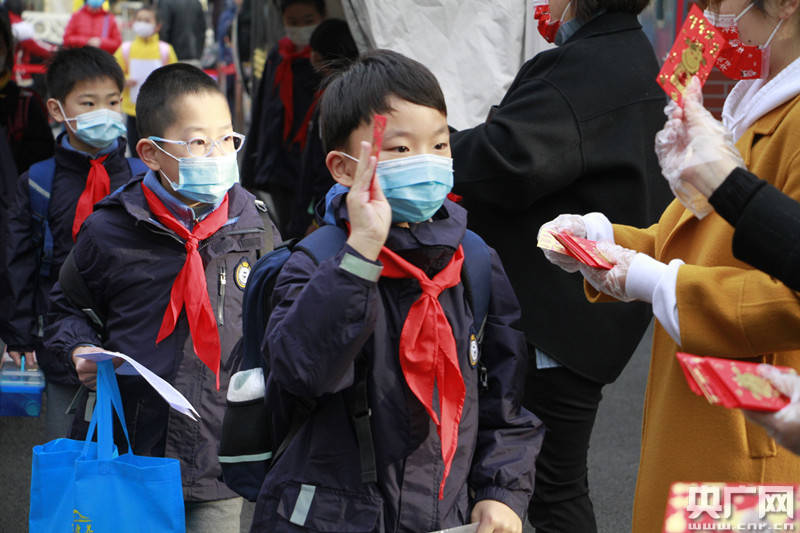 上海中小学生获得“成长红包” _王莉韵