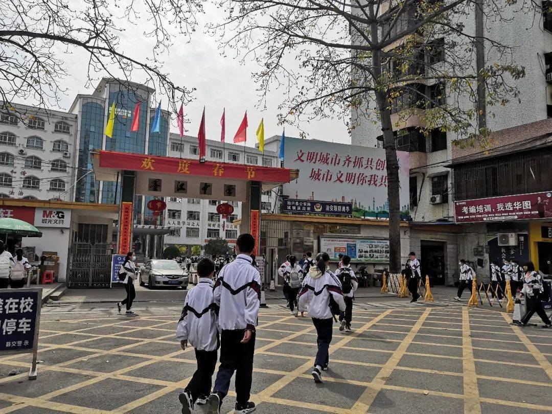 始兴今天开学了!中小学生纷纷回到校园,精气神十足