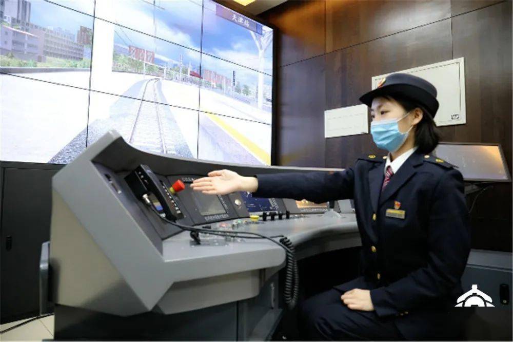 春运中的高铁女司机在做什么