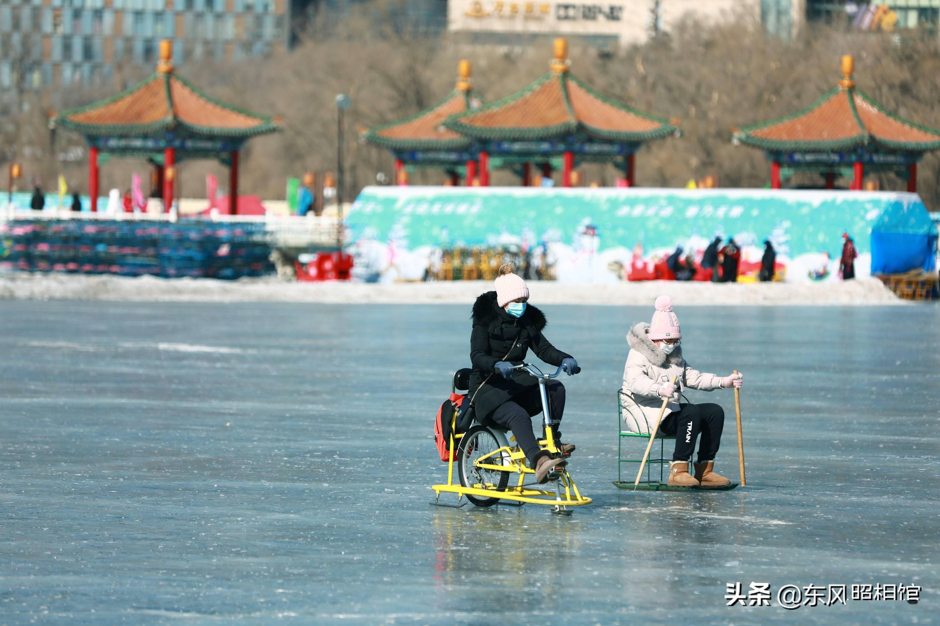 东北初春尚早 老顽童嗨翻冰面