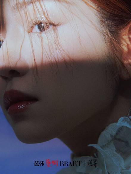 陈妍希全新封面上演侧颜杀眼神温柔氛围浪漫