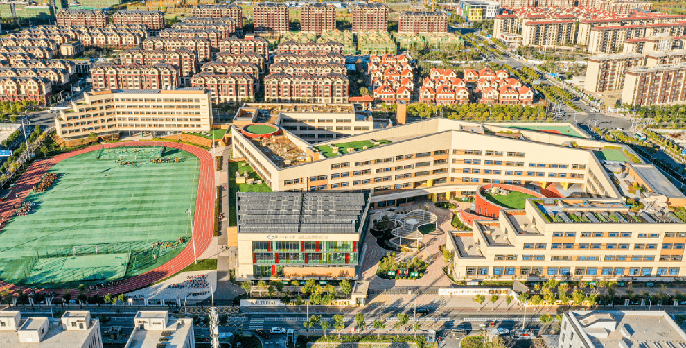 "为了让新学期开学更有仪式感,北师大生态城附校在开学典礼上准备了一