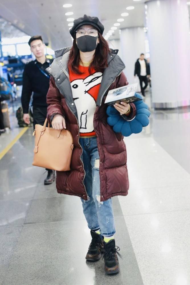 玲花罕见现身头发油腻像几天没洗素颜秃眉俨然一个老阿姨