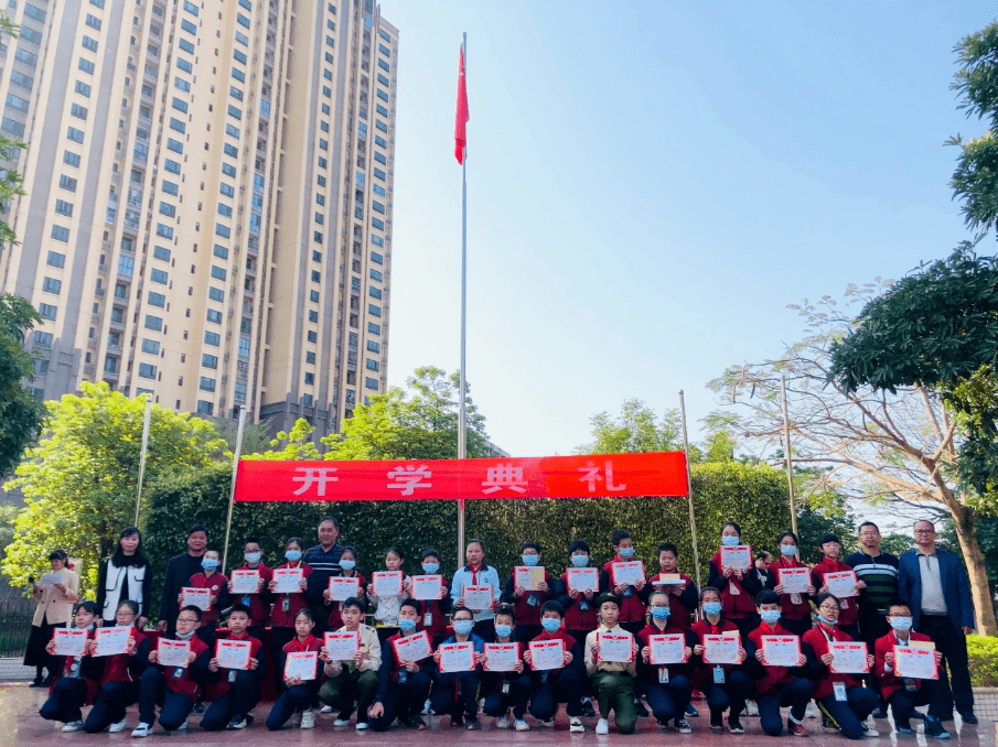 博罗县育英学校的老师们精心为孩子门准备了红包墙,红包里都装着各种