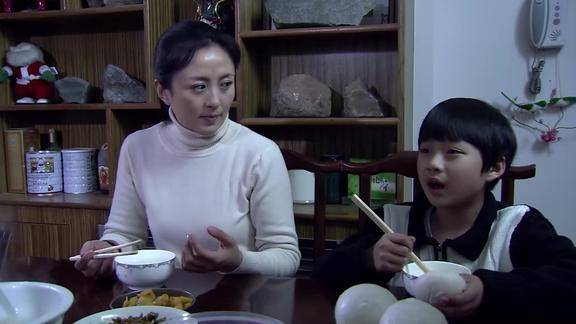 天明和赵雪一起去送石头上学妈妈看到这些感觉非常幸福