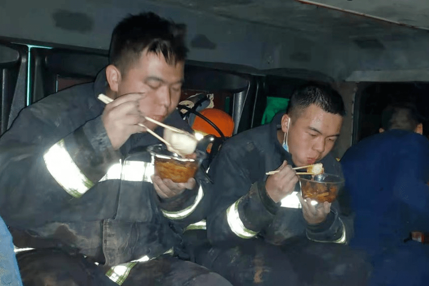 消防战士吃饭睡着图片