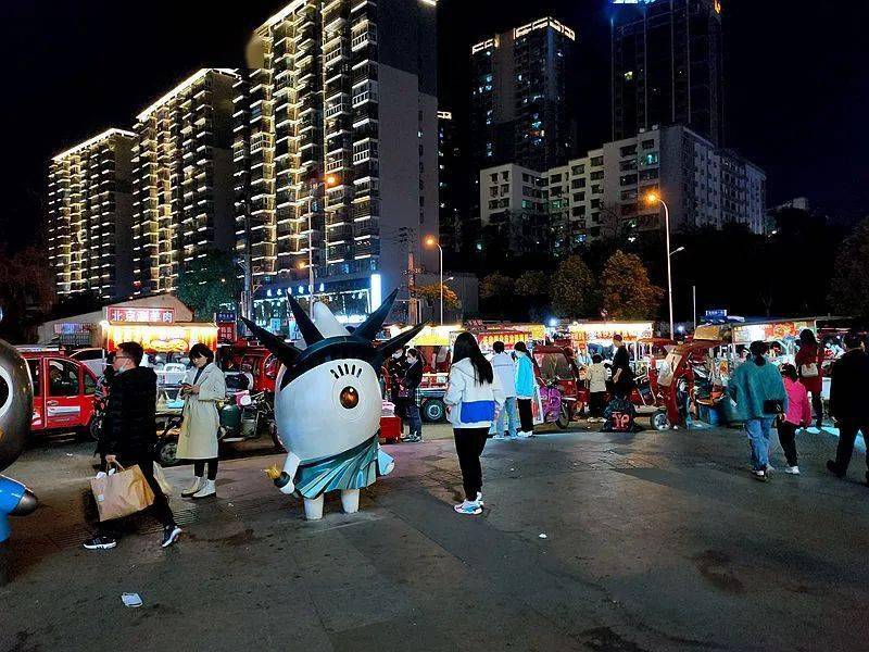 南充高坪区王府井广场越来越像上个世纪的南充五星花园了