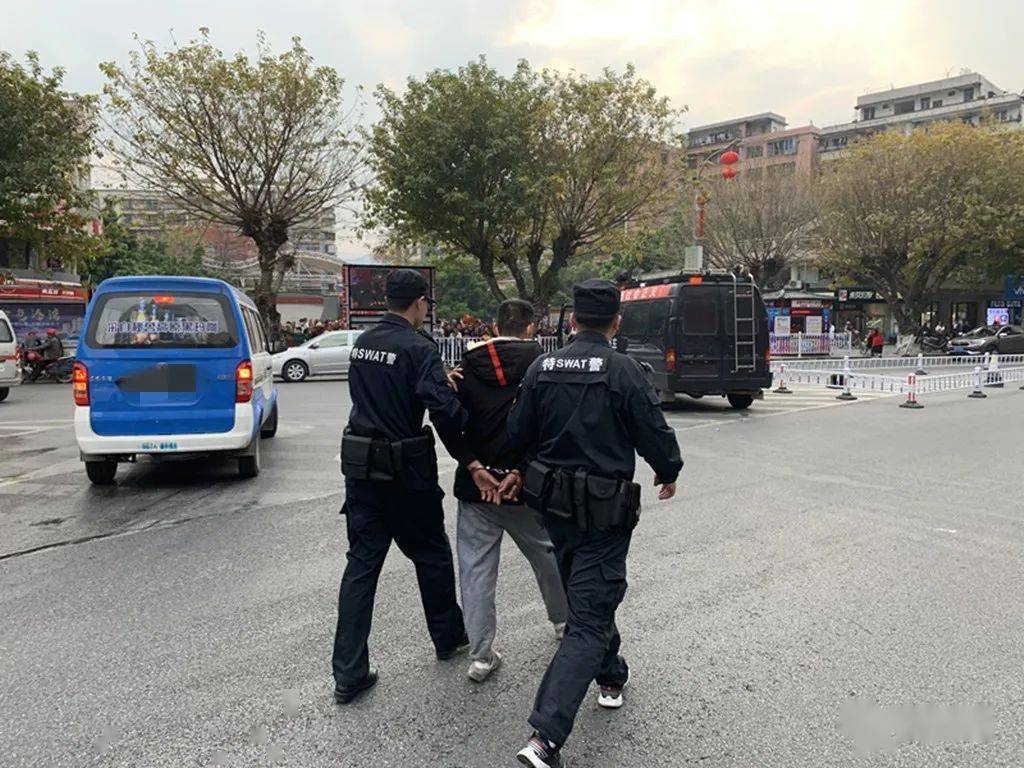 嚣张!乐昌一男子殴打他人,巡逻特警及时处置