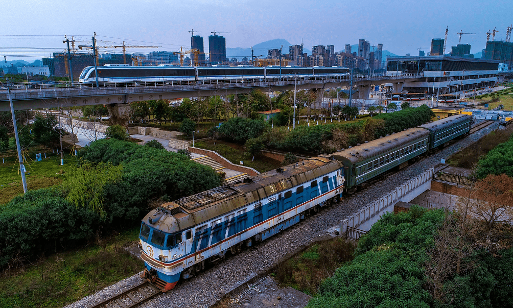 金温铁路"退役铁龙"与s1线奇妙邂逅!今年国庆有望开放体验_温州