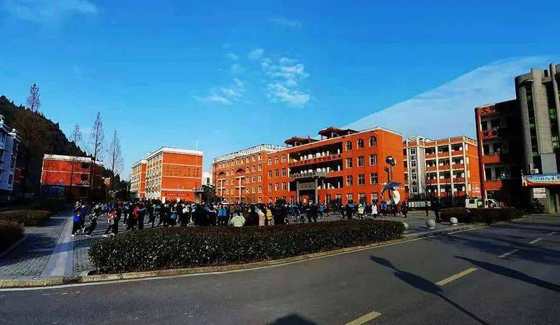 整体改造后的石台县第二中学校园推进高中教育发展.