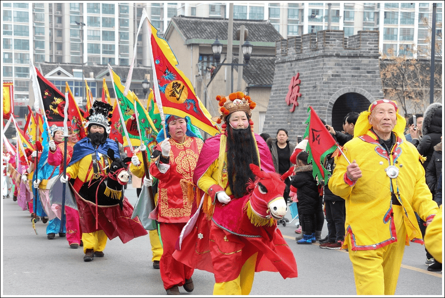 春回梅里云游泰伯庙会