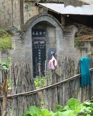 俗语"宁愿鬼把门,莫让鬼推人",是啥意思?_坟墓