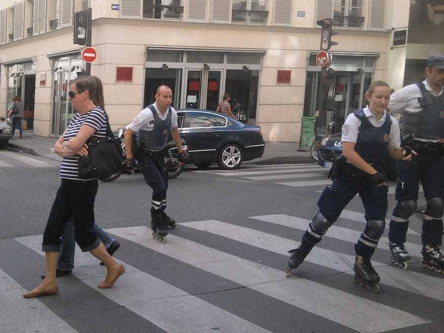 在法国,以色列,波多黎各等国都有自己的轮滑警察,在繁华的街头打击