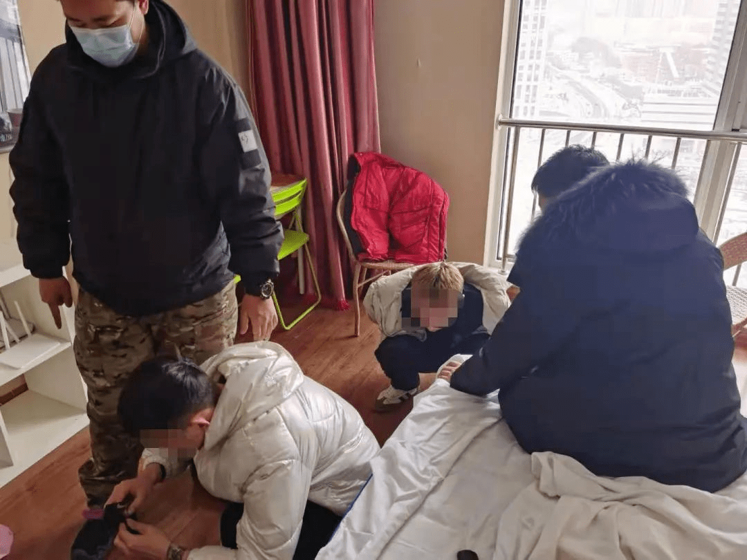 犯罪嫌疑人口供不一致_不明显的情侣头像真人
