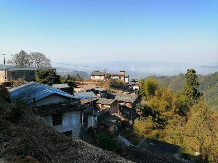 都要经过这里,这里是洋峰村(也叫洋畲)修建专门给路过的行人们休息的