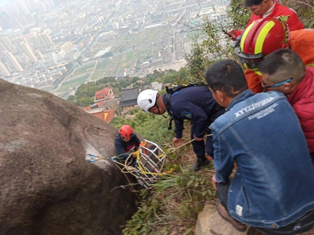 出事了,平陽男子被抬下山