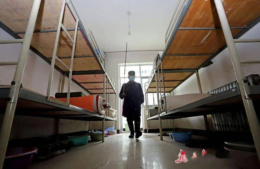 【疫情防控】平凉五中:校园消杀迎开学