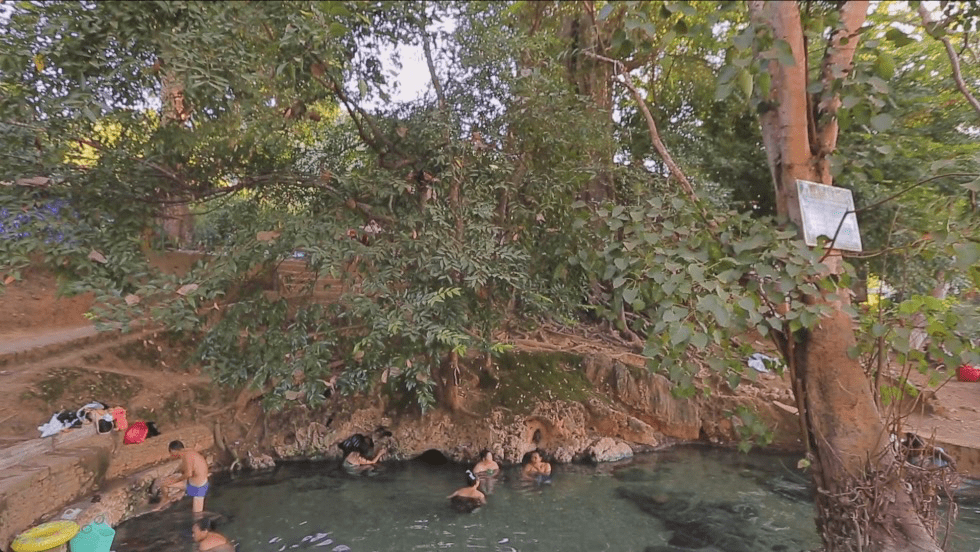 而在最近的边境之旅中,云南古村落中的独特野温泉成功吸引了jason的