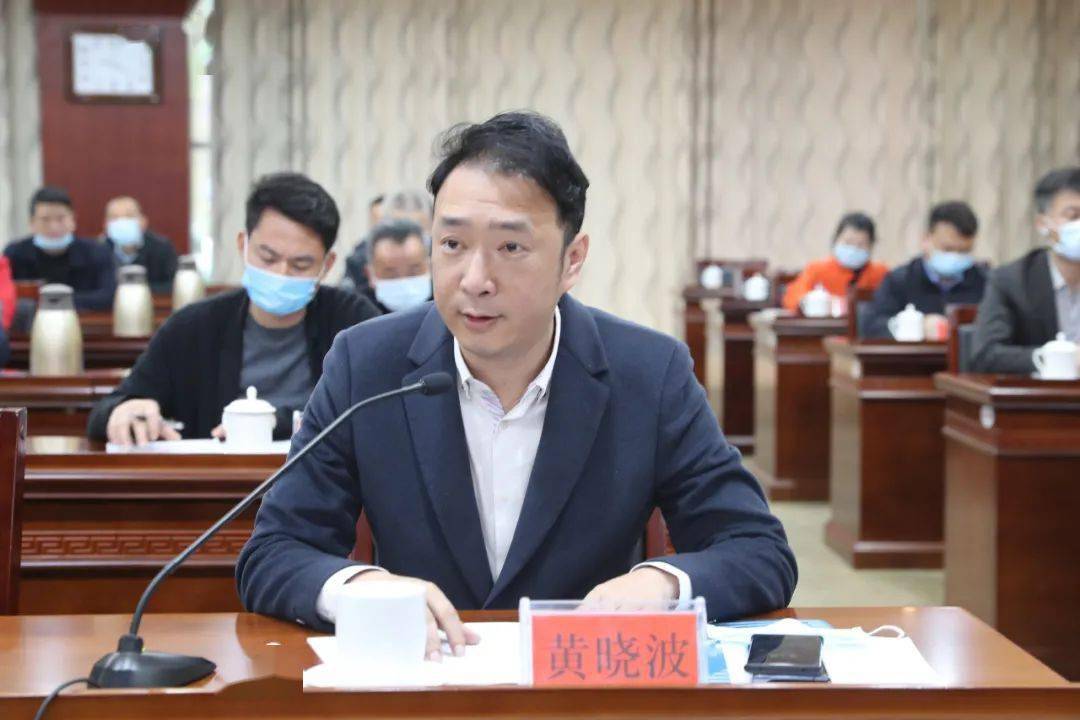 黄晓波,谭菲,王振飞,黄萍,尹湘宜,熊姜6位民营企业家代表分别发言.