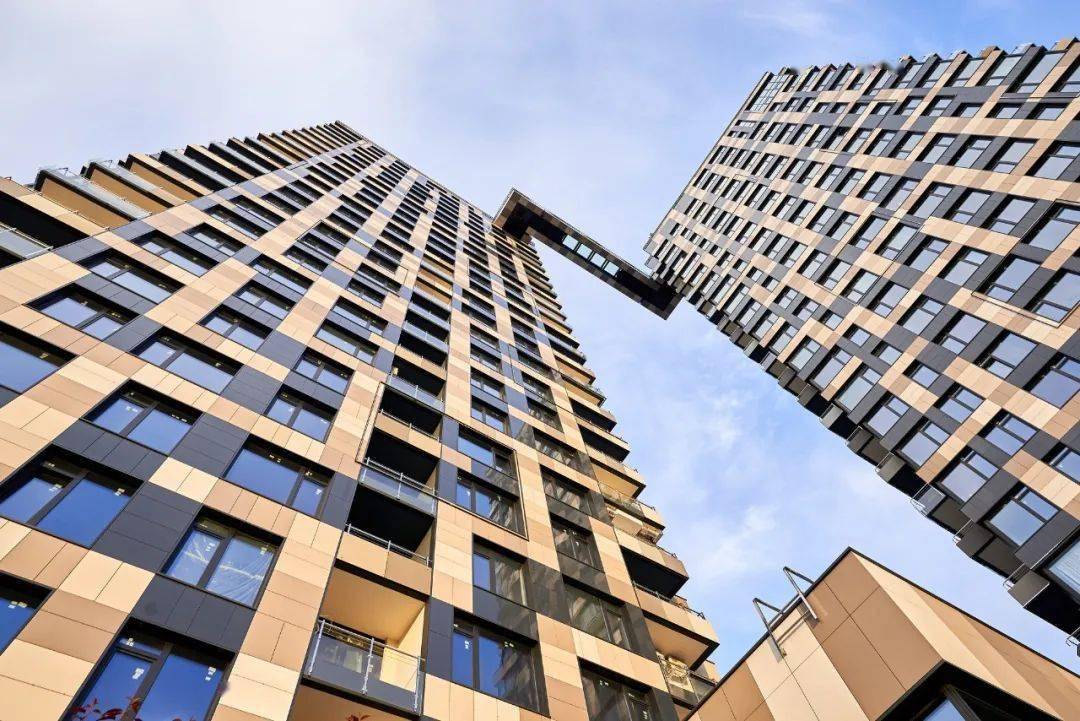 方块公寓外立面采用不同颜色和尺寸的玻璃板
