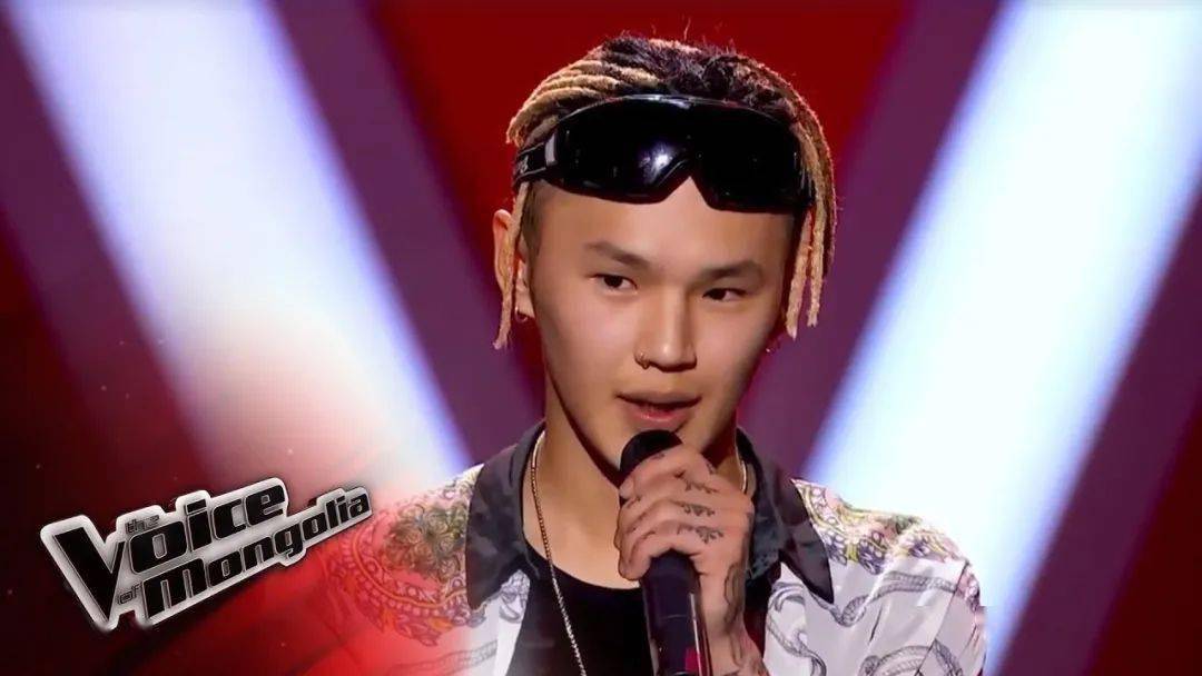 三年前,他参加了《蒙古好声音》,现场追星女导师——蒙古一线女歌手