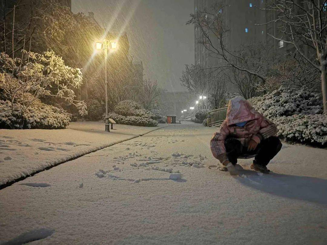 郑州雷打雪全网刷屏市民深夜撒欢未来河南天气将