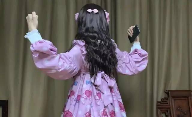 为人气主播有多狠?周淑怡死库水跪键盘,王小歪万人街上女装跳舞