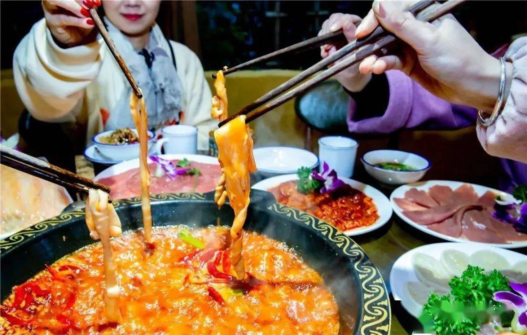 于一体的彭州才能满足一个吃货24小时不想停歇的胃在彭州的街角巷子