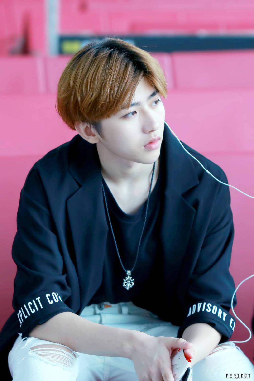 蔡徐坤星动时期机场饭拍分享 奶里奶气的乖宝小坤