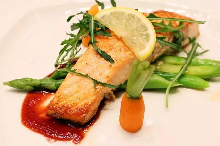 吃西餐的时候是先上主菜还是先上副菜