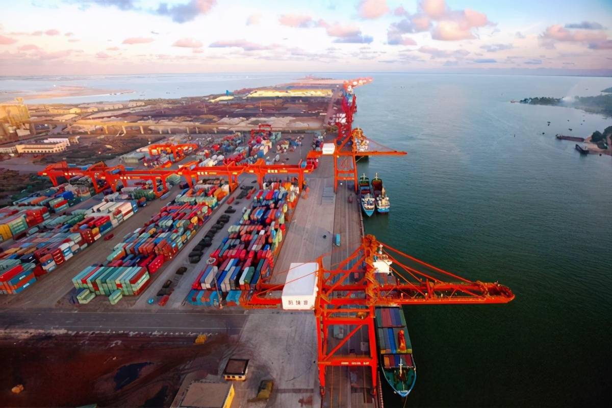 此外,2021年1月,北部湾港北海港铁山港区顺利靠泊船长229米的"黄龙"