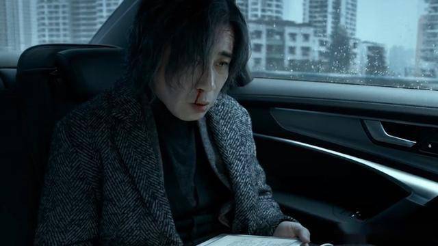 影片中于和伟饰演的企业家李沐,多年前害死了空文的父亲,而路空文小说