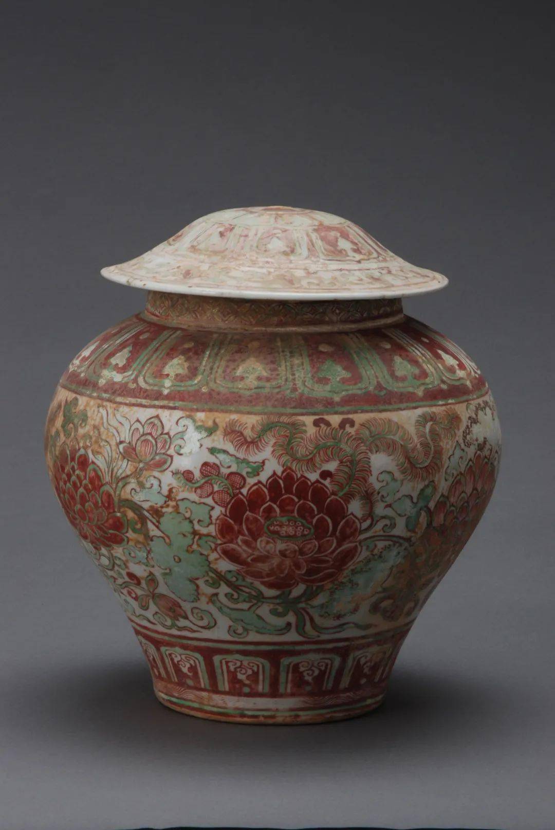 狮子纹明上海博物馆藏梅瓶红绿彩缠枝莲纹明15世纪红绿彩是彩瓷的主流