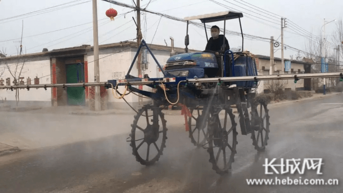 疫情期间,牛江峰操作喷药拖拉机给各村消杀.