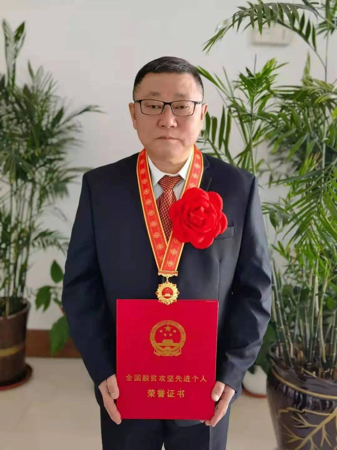 全国脱贫攻坚先进个人崔金虎