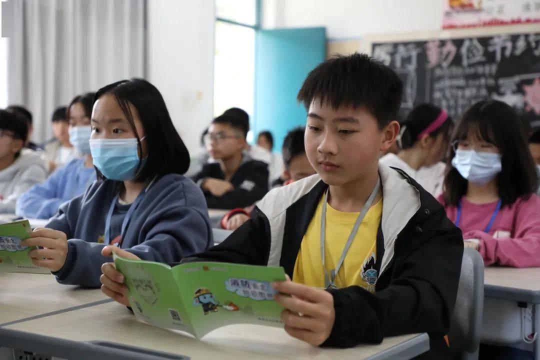 别样的开学第一课帅气蓝朋友带着福吉走进校园拉