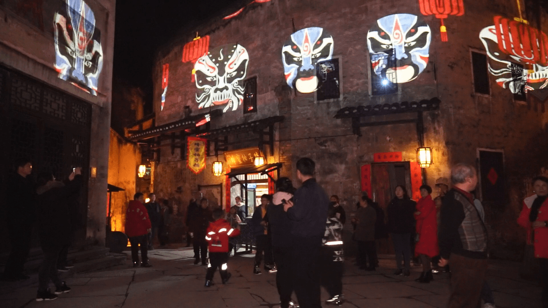 今年春节期间,洪江古商城首期夜景文创互动灯光秀闪亮登场,景区动态