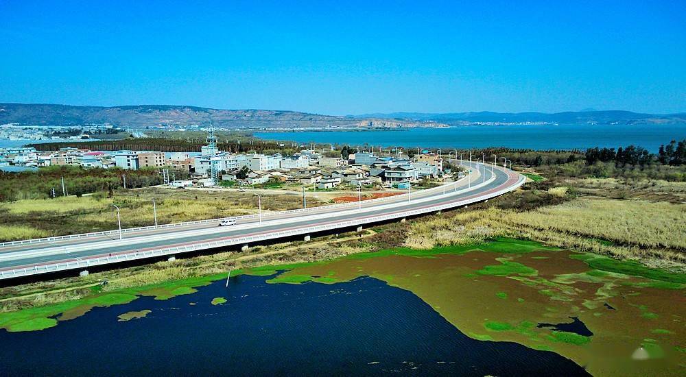 航拍昆明滇池环湖南路最美水上公路