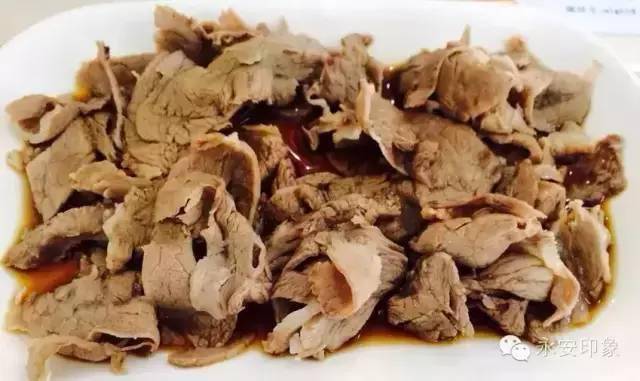 粿条配活肉,日子乐悠悠所谓的活肉可不是让你生吃肉它指的是猪脸上