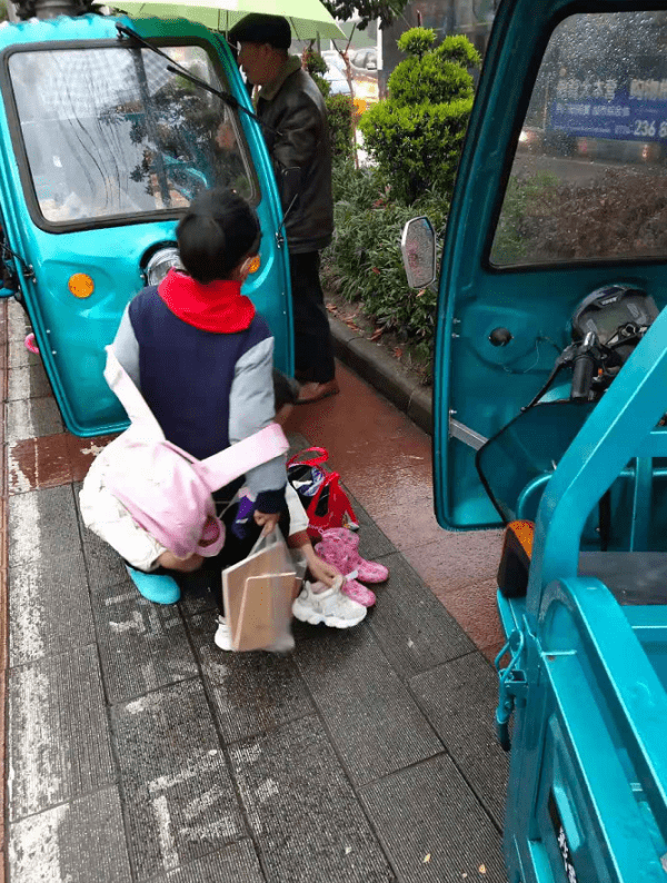 荆门家长速看刚从学校门口传来的照片可能有你家孩子